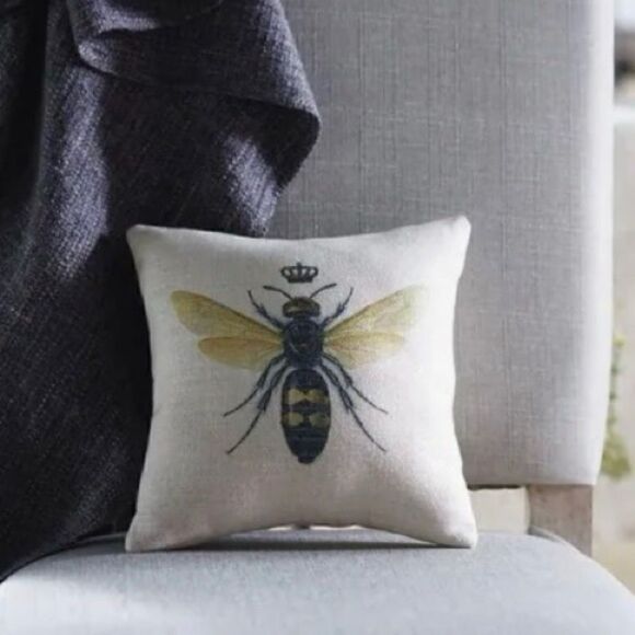 Bed Bath and beyond Queen Bee with Gold Crown Cream Throw Pillows 9" - Picture 1 of 4